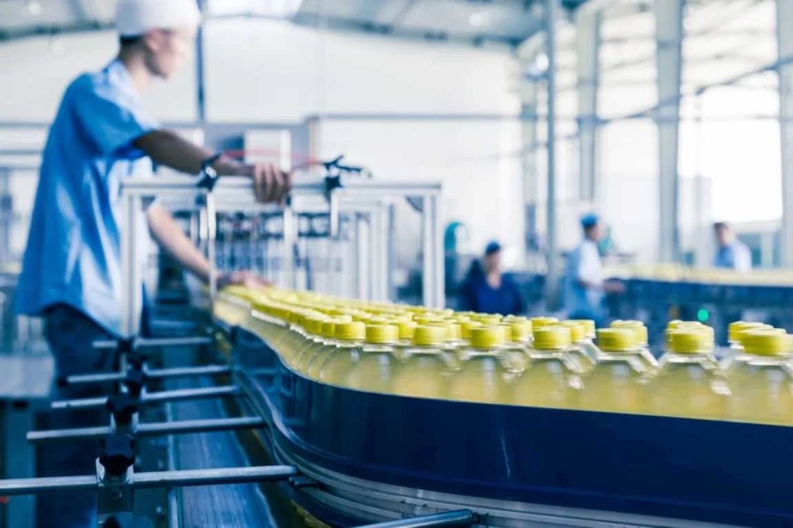 Línea producción botellas en fábrica