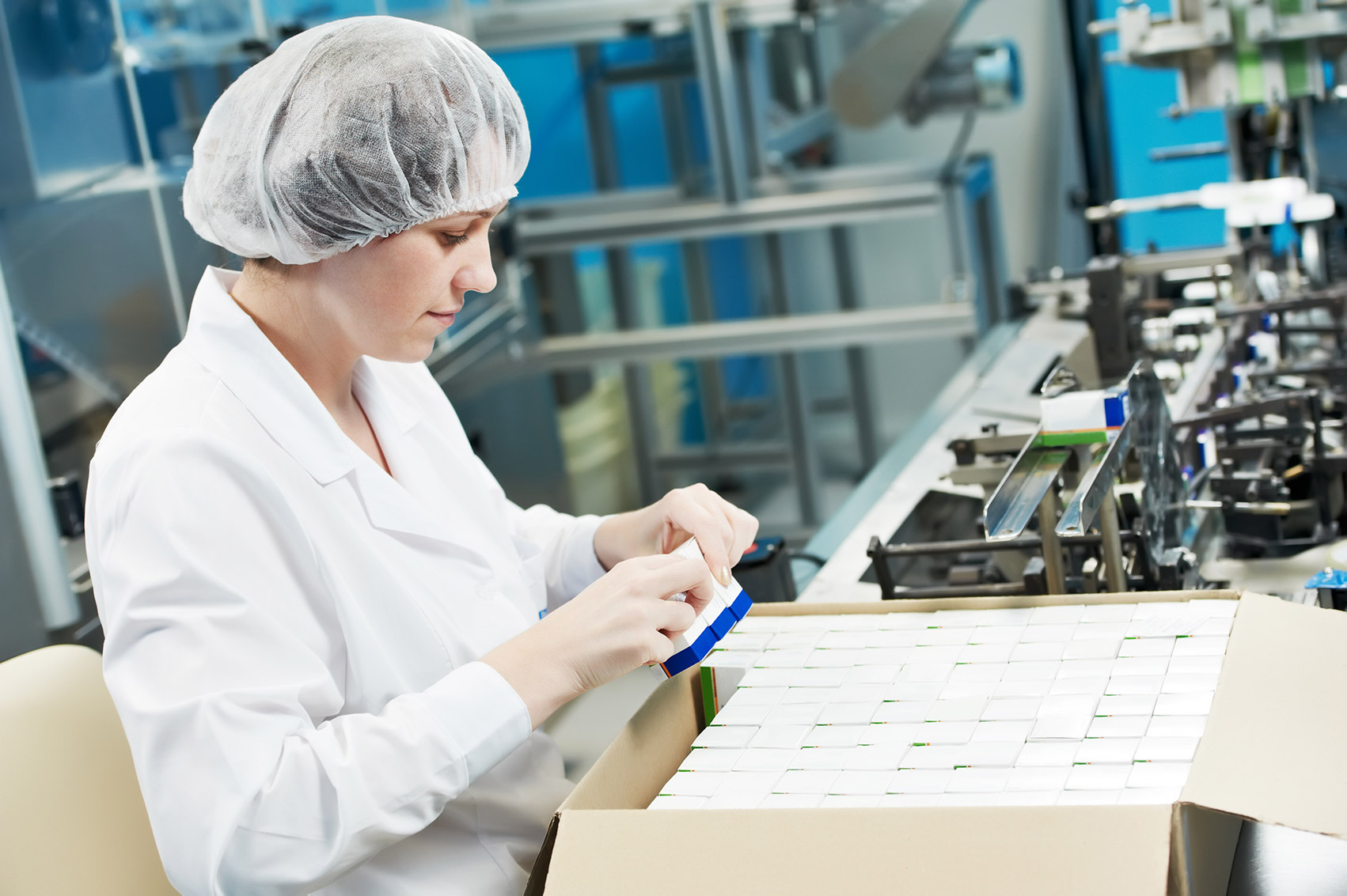 Farmacéutica Organizando cajas